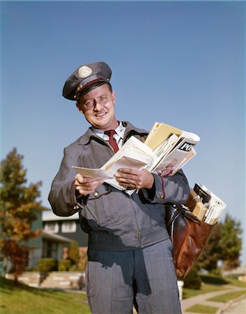 postbote (männlich) - 1960ER JAHRE LÄCHELND MAILMAN BUCHSTABEN MAIL LEDER MAILBAG IN VORORTE NACHBARSCHAFT HALTEN Stockbilder - Lizenzpflichtiges, Bildnummer: 846-02795026