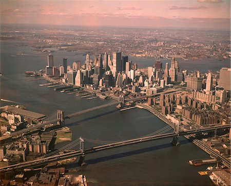 simsearch:846-03165420,k - ANNÉES 1970 AÉRIENNES DOWNTOWN MANHATTAN LOOKING SOUTH BROOKLYN & MANHATTAN BRIDGE WORLD TRADE CENTER EN CONSTRUCTION Photographie de stock - Rights-Managed, Code: 846-02795055