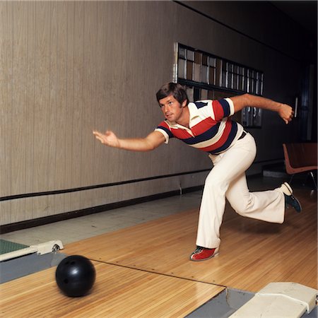 diez - 1970s MAN STRIPE SHIRT FLARE LEG PANTS THROWING BOWLING BALL DOWN LANE ALLEY Foto de stock - Con derechos protegidos, Código: 846-02795080