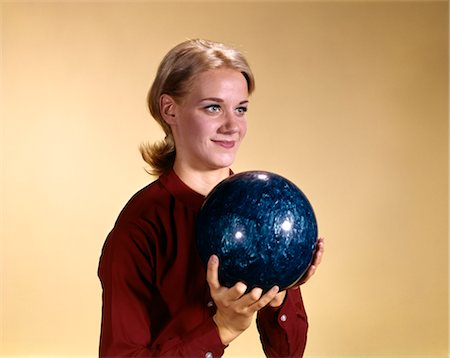 ANNÉES 1960 JEUNE BLONDE FEMME HOLDING BOULE DE BOWLING PORTER CHEMISE ROUGE Photographie de stock - Rights-Managed, Code: 846-02795143