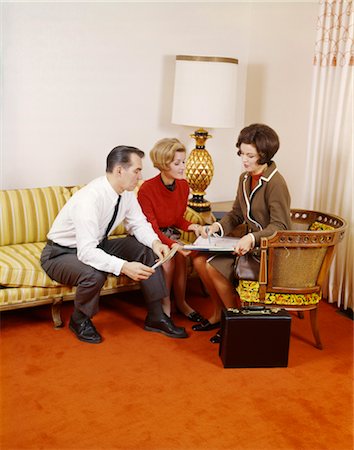 1970s MAN AND WOMAN CONSULTING WITH WOMAN WITH ATTACHÉ CASE AND INSURANCE MEDICAL LEGAL FORM PAPERS Foto de stock - Con derechos protegidos, Código: 846-02795166