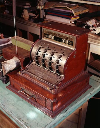 1890s 1900s ANTIQUE MANUAL CASH REGISTER ON COUNTER IN OLD GENERAL MERCHANDISE RETAIL STORE Fotografie stock - Rights-Managed, Codice: 846-02795162