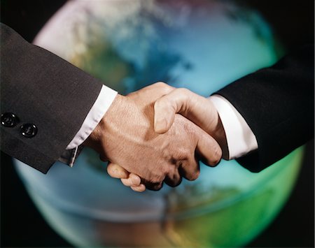 1960s MALE HANDSHAKE IN FRONT OF WORLD GLOBE Foto de stock - Con derechos protegidos, Código: 846-02795172