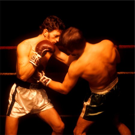 ANNÉES 1960 DEUX HOMMES RING DE BOXE GANTS TRONCS BLANCS UNE FACE CAMÉRA CORDES PUNCH POINÇONNEUSE LUTTE PUGILISTE FIGHTER Photographie de stock - Rights-Managed, Code: 846-02795200