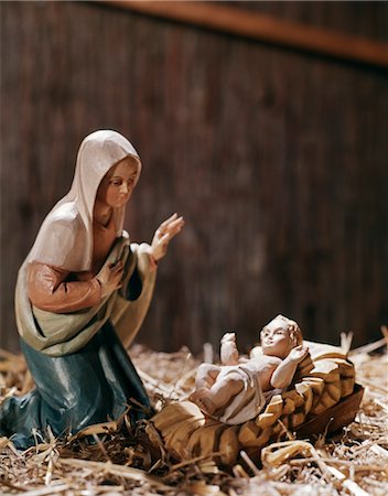 ANNÉES 1960 NATIVITÉ SCÈNE MARY REGARDANT LE BÉBÉ JÉSUS EN CRÈCHE Photographie de stock - Rights-Managed, Code: 846-02795257