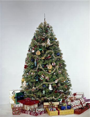 simsearch:846-02795302,k - 1974 1970s RETRO CHRISTMAS TREE PRESENTS DECORATIONS GARLAND ORNAMENTS Stock Photo - Rights-Managed, Code: 846-02795280