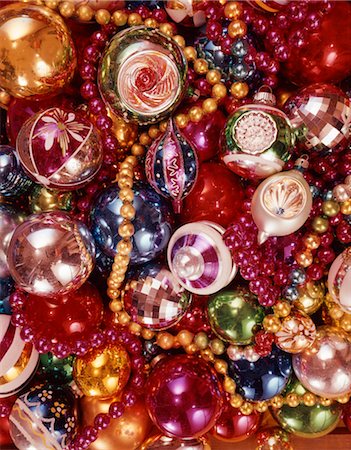 pattern retro not people - 1970s OVERALL PATTERN OF PILE OF CHRISTMAS TREE DECORATIONS GLASS BALLS STRANDS OF BEADS COLORFUL Stock Photo - Rights-Managed, Code: 846-02795314