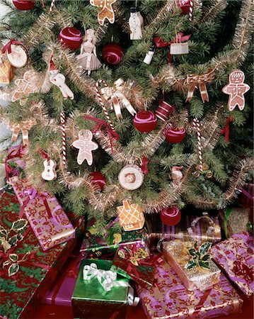 ANNÉES 1980 DÉCORÉ D'ARBRE DE NOËL AVEC ORNEMENTS DE PAIN D'ÉPICE ET PRÉSENTE Photographie de stock - Rights-Managed, Code: 846-02795319