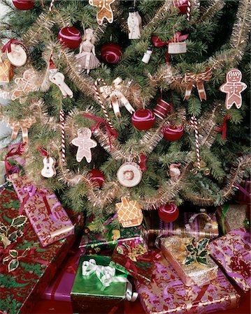 pictures of old fashion christmas trees - 1980s DECORATED CHRISTMAS TREE WITH GINGERBREAD ORNAMENTS AND PRESENTS Stock Photo - Rights-Managed, Code: 846-02795319