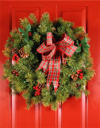 COURONNE DE NOËL PIN AVEC TARTAN BOW SUR LA PORTE ROUGE Photographie de stock - Rights-Managed, Code: 846-02795341