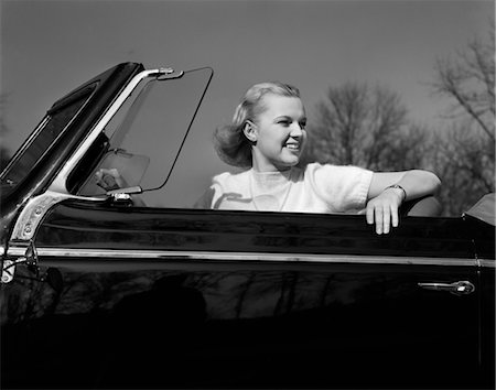 simsearch:846-02795516,k - 1930s 1940s SMILING PRETTY BLOND TEENAGE WOMAN SITTING IN CONVERTIBLE AUTOMOBILE DRIVER SEAT Foto de stock - Con derechos protegidos, Código: 846-02795387