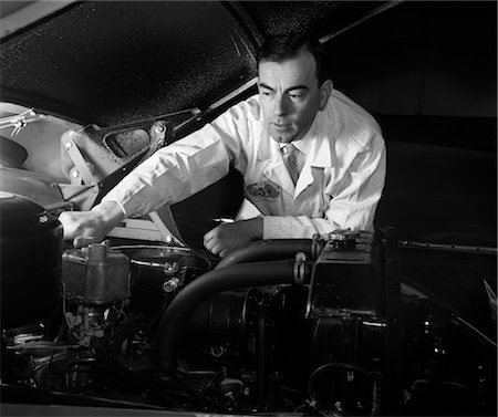 simsearch:846-02795507,k - 1950s MAN AUTOMOTIVE MECHANIC SERVICING CAR ENGINE Stock Photo - Rights-Managed, Code: 846-02795416