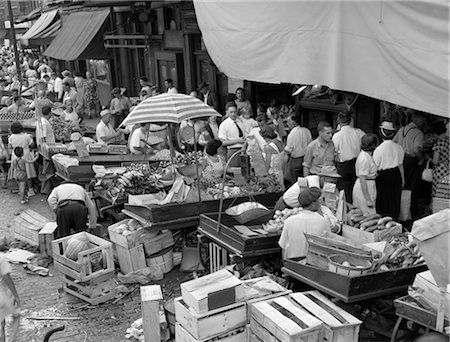 selling crowded - 1960s PARTIAL OVERHEAD OF CROWDED BOSTON PUSHCART MARKET WITH VENDORS SELLING PRODUCE & CRATES LINED UP BEHIND THEM Stock Photo - Rights-Managed, Code: 846-02795436