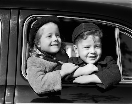 simsearch:846-02795516,k - 1940s CHILDREN BOY GIRL WINDOW CAR SMILE Foto de stock - Con derechos protegidos, Código: 846-02795467