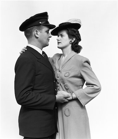 sailor (occupation) - ANNÉES 1940 MILITAIRE COUPLE HOMME FEMME EMBRASSANT ET MAIN DANS LA MAIN Photographie de stock - Rights-Managed, Code: 846-02795474