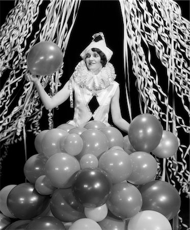 serpentin - 1920s 1930s SMILING YOUNG WOMAN Pierrot CLOWN AMID PARTY BALLOONS AND PAPER STREAMERS Foto de stock - Con derechos protegidos, Código: 846-02795476