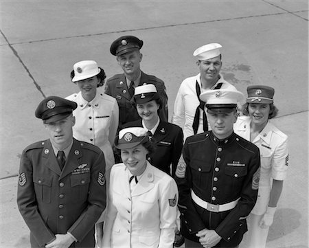 PORTRAIT EN PLEIN AIR DES ANNÉES 50 DU GROUPE DES 8 MÂLES FEMELLES & DE DIFFÉRENTES BRANCHES DES FORCES ARMÉES Photographie de stock - Rights-Managed, Code: 846-02795495