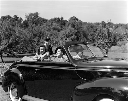 simsearch:846-02795490,k - 1930s 1940s FAMILY IN CONVERTIBLE CAR IN COUNTRY LANDSCAPE MOTHER FATHER DAUGHTER SON TRAVEL SUNDAY DRIVE Fotografie stock - Rights-Managed, Codice: 846-02795504