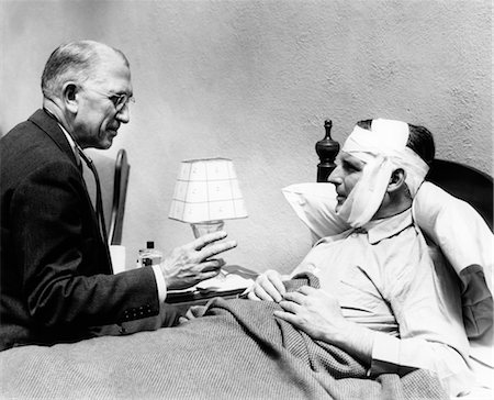 1940s DOCTOR MAKING HOUSE CALL TO SICK IN BED HEAD IN BANDAGES Foto de stock - Con derechos protegidos, Código: 846-02795513