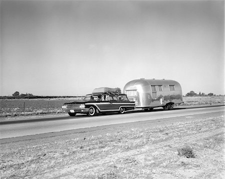 1960s 1970s FAMILY STATION WAGON AND CAMPING TRAILER DRIVING ON COUNTRY HIGHWAY ON VACATION Foto de stock - Con derechos protegidos, Código: 846-02795527