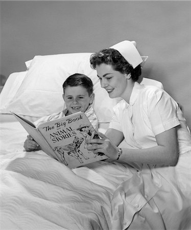 simsearch:846-02794571,k - LECTURE INFIRMIÈRE GARÇON PATIENT LIT STORY BOOK HÔPITAL DES ANNÉES 1950 Photographie de stock - Rights-Managed, Code: 846-02795531