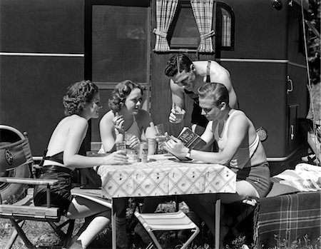 1940s CAMPING TRAILER COUPLES MEN WOMEN READING VACATION Foto de stock - Con derechos protegidos, Código: 846-02795544
