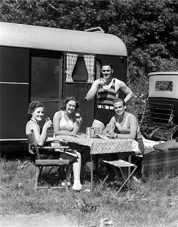 ANNÉES 1940 HOMMES FEMMES COUPLES CAMPING REMORQUE VACANCES PIQUE-NIQUE Photographie de stock - Rights-Managed, Code: 846-02795543