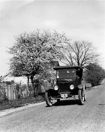 simsearch:846-02795490,k - 1930s MODEL T FORD AUTOMOBILE TRAVELING DOWN RURAL ROAD Fotografie stock - Rights-Managed, Codice: 846-02795571