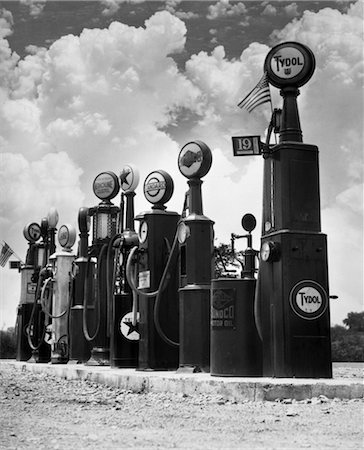 1920s 1930s LINE OF GASOLINE PUMPS Foto de stock - Con derechos protegidos, Código: 846-02795659