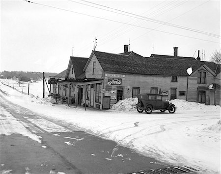 simsearch:846-02792735,k - 1910s 1920s CAR PARKED BESIDE ROADSIDE TAVERN IN SNOW Stock Photo - Rights-Managed, Code: 846-02795651