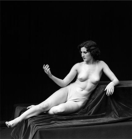 simsearch:846-02795744,k - 1920s CLASSICAL NUDE WOMAN RECLINING RETRO VINTAGE Foto de stock - Con derechos protegidos, Código: 846-02795741