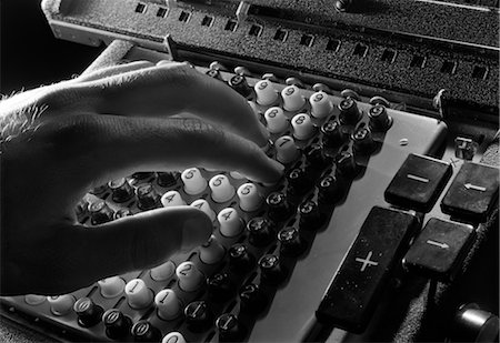 simbolo dell'addizione - 1950s MANS HAND ABOUT TO PRESS BUTTONS ON MECHANICAL ADDING MACHINE CALCULATOR Fotografie stock - Rights-Managed, Codice: 846-02795846