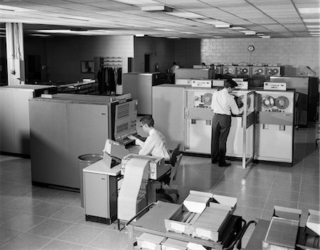 1960s TWO MEN TECHNICIANS WORKING IN IBM 360 MAINFRAME COMPUTER ROOM Foto de stock - Con derechos protegidos, Código: 846-02795859