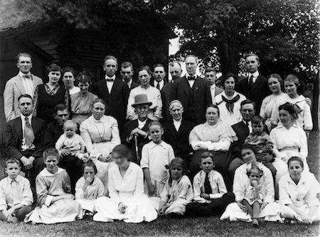 1910s GROUP PORTRAIT OF LARGE EXTENDED FAMILY OUTSIDE IN FRONT OF HOME Stock Photo - Rights-Managed, Code: 846-02795884