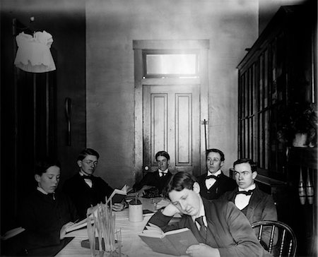 simsearch:846-02793373,k - 1890s 1900s TURN OF THE CENTURY GROUP OF TEEN BOARDING SCHOOL BOYS SITTING AROUND LARGE TABLE STUDYING Foto de stock - Con derechos protegidos, Código: 846-02795887