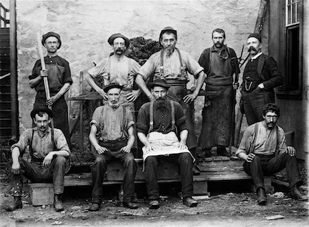 PORTRAIT DE GROUPE DES ANNÉES 1890 DU XXE SIÈCLE DE 9 TRAVAILLEURS D'USINE DE TAPIS Photographie de stock - Rights-Managed, Code: 846-02795907