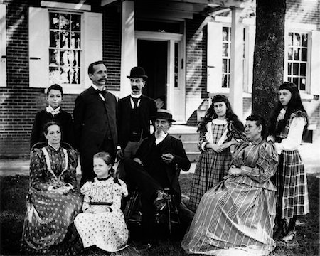 1900s TURN OF THE CENTURY GROUP PORTRAIT OF EXTENDED FAMILY OUTSIDE IN FRONT OF HOUSE Foto de stock - Con derechos protegidos, Código: 846-02795902