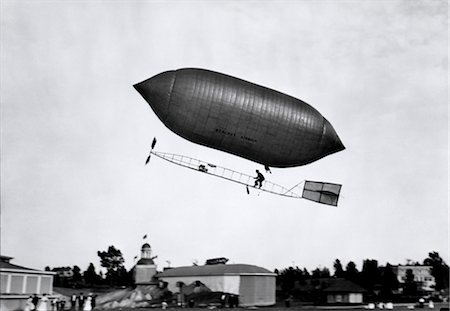 1900s 1910s LINCOLN BEACHEY AIRSHIP APPEARANCE IS CROSS BETWEEN HOT AIR BALLOON AND BLIMP Foto de stock - Con derechos protegidos, Código: 846-02795922
