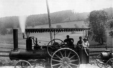 1890s 1900s TURN OF THE CENTURY GROUP OF THREE MEN RIDING ON LARGE STEAM TRACTOR Foto de stock - Con derechos protegidos, Código: 846-02795942