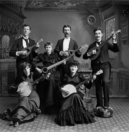 DÉBUT DES ANNÉES 1890 DU SIÈCLE GROUPE DE SIX HOMMES & FEMMES STRUMMING DIVERS INSTRUMENTS À CORDES Photographie de stock - Rights-Managed, Code: 846-02795976