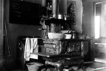1890s 1900s TURN OF CENTURY CAST IRON WOOD BURNING COOK STOVE WITH POTS AND PANS IN KITCHEN Foto de stock - Con derechos protegidos, Código: 846-02795972