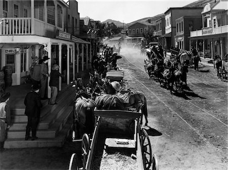 PAIRE D'OUEST AMÉRICAINE DU XIXE SIÈCLE DES HOMMES WAGON TIRÉ PAR ÉQUIPE DE SIX CHEVAUX DANS LA VILLE FRONTIÈRE DE CONDUITE Photographie de stock - Rights-Managed, Code: 846-02795990