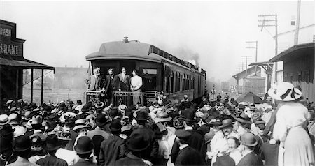 simsearch:846-02791720,k - 1900s TURN OF CENTURY POLITICIAN GIVING SPEECH TO CROWD FROM REAR CAR OF TRAIN WHISTLE STOP CAMPAIGN POLITICS Foto de stock - Con derechos protegidos, Código: 846-02796047