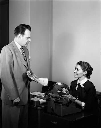 1950s MAN WOMAN BOSS NOTES SECRETARY SUIT BUSINESS Foto de stock - Con derechos protegidos, Código: 846-02796043