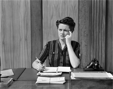 simsearch:846-02796052,k - 1940s WORRIED WOMAN BUSINESSWOMAN EXECUTIVE AT DESK THINKING Stock Photo - Rights-Managed, Code: 846-02796078