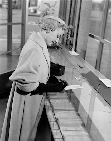 1950s WOMAN BANK MONEY GLOVES OVERCOAT HAT SIGNATURE FINANCE Foto de stock - Con derechos protegidos, Código: 846-02796092