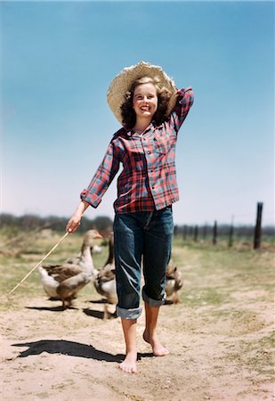 1940s 1950s TEEN GIRL WALKING BAREFOOT WITH SOME DUCKS Foto de stock - Con derechos protegidos, Código: 846-02796112