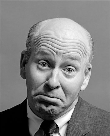 falten (hautstruktur) - 1970ER JAHRE KAHLER MANN GERUNZELT BROW TRAURIG DEPRIMIERT LUSTIGEN GESICHTSAUSDRUCK Stockbilder - Lizenzpflichtiges, Bildnummer: 846-02796231