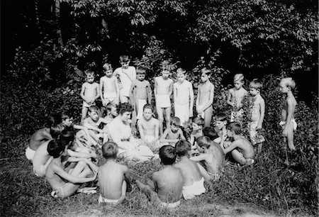 1920s 1930s PERRYSBURG NY SANITARIUM GROUP OF TUBERCULAR CHILDREN TAKING SUN AND OPEN AIR CURE TUBERCULOSIS Fotografie stock - Rights-Managed, Codice: 846-02796255