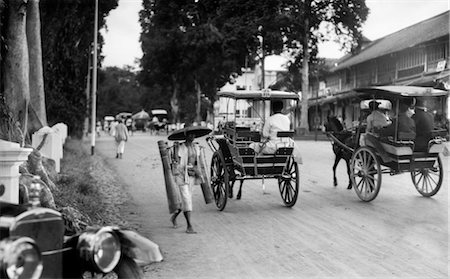 simsearch:846-02796405,k - 1920s 1930s BATAVIA JAKARTA JAVA INDONESIA STREET SCENE HORSE CARTS Fotografie stock - Rights-Managed, Codice: 846-02796250